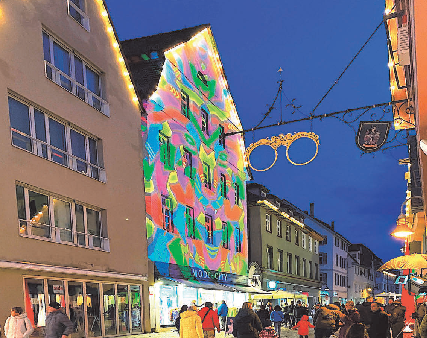 Farbe ist in Mode: Mode-City zusammen mit der Bäckerei Eisinger in der Hindenburgstraße.