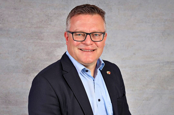 Bürgermeister Jochen Stuber wünscht allen Mitwirkenden und Gästen ein frohes Dorffest. FOTO: OH