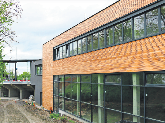 Im großzügigen Multifunktionsgebäude wird es eine Sporthalle, Büros und einen Multifunktionsraum mit Küche geben, in dem Sport und Events stattfinden - mit herrlichem Blick aufs Spielfeld. Foto: Eva Herschmann