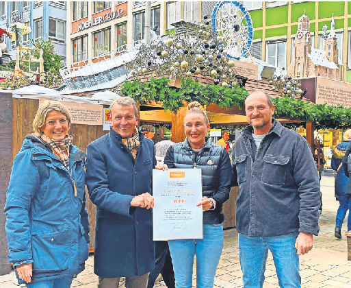 Was imponiert den Stuttgartern? Die Standdekoration von Claudia und Armin Weebers Imbissstand mit einer kleinen Schneekanone und einer weiß verschneiten Stuttgarter Innenstadt (v.l.n.r.): Siegerpaar Claudia und Armin Weeber mit Julia Wilhelm, in.Stuttgart-Projektleiterin für den Weihnachtsmarkt, und in.Stuttgart-Geschäftsführer Andreas Kroll. Foto: in.Stuttgart