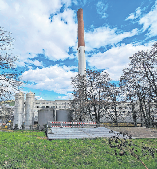 Die Rückansicht des Areals mit dem großen Kamin. Fotos: Jürgen Brand