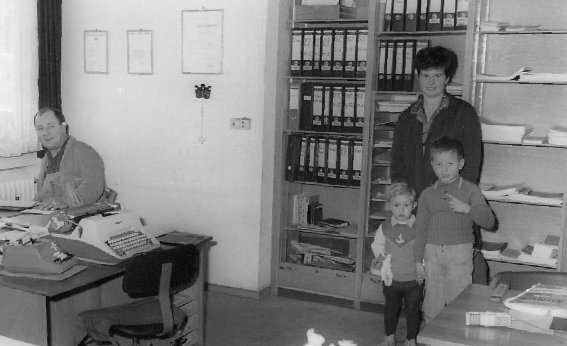 Firmengründer Peter und Margarete Bühler mit Sohn Thomas im Büro in der Max-Eyth-Straße 1. Foto: z