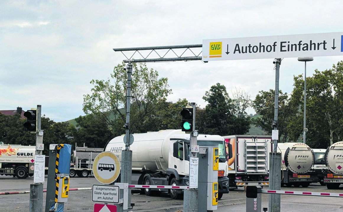 Die Parkmöglichkeiten für Lastwagen und Sattelschlepper sollen erhalten bleiben, bei Überbauung dann sogar zumindest zum Teil mit Dach.