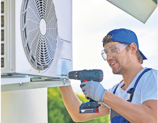 Beruf mit Zukunft: Der Anlagenmechaniker im SHK-Handwerk sorgt unter anderem dafür, dass die Dekarbonisierung im Gebäudebestand durch die Installation von umweltfreundlichen Heiztechniken vorangeht. Foto: djd/SHK/Aleksandr Finch