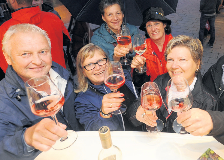 Beim Weindorfkommen Genießer auf ihre Kosten.