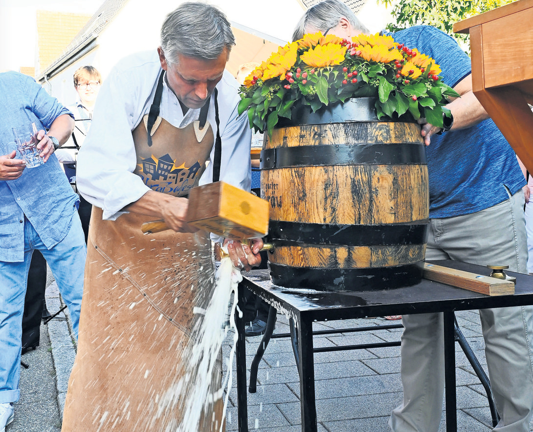 Bürgermeister Marcus Kohler beim Fassanstich beim Erdmannhauser Straßenfest