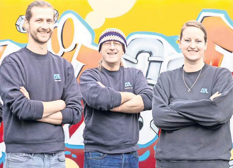 Der Meisterbetrieb Lutz in Vaihingen ist fest in Familienhand (von links): Sohn Felix Lutz, Firmengründer Andreas Lutz, Tochter Elisa Dürr. Foto: z