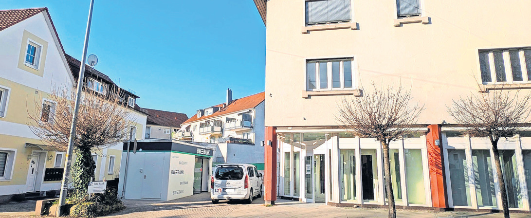Die Serviceautomaten für die Bankkunden sind jetzt in dem Container auf dem Parkplatz neben der künftigen Pop-up-Bibliothek zu finden.