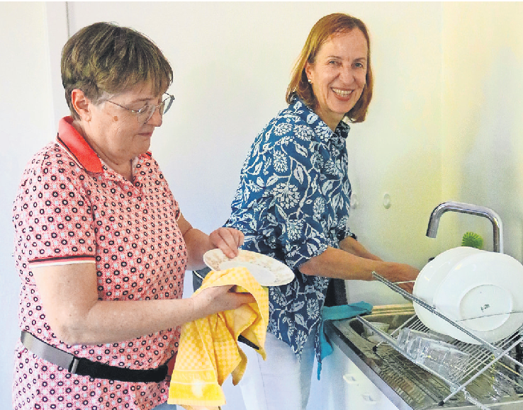 Liliana Pisanu (rechts) und Gaby Golfels von der Bürgerstiftung helfen, wo sie können.
