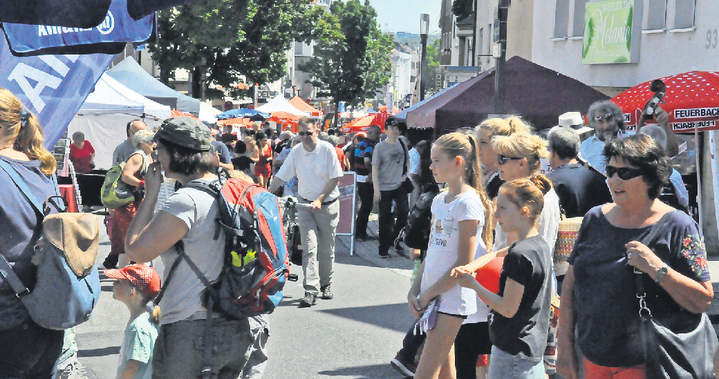 Viel Trubel, Begegnung, Aufführungen und Spaß gibt's beim Feuerbacher Höflesmarkt. Fotos: z