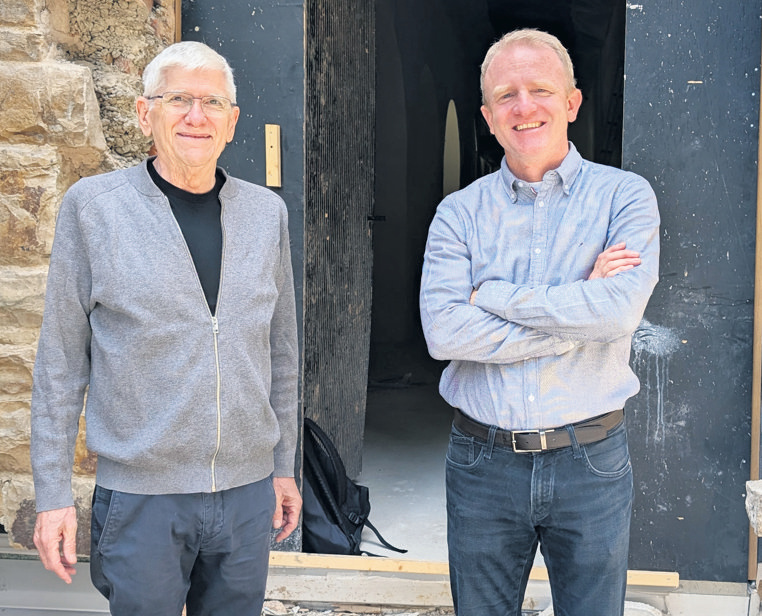 Architekt Frank Metzger (links) und Bernhard Bayer, der Vorsitzende der Gesamtkirchengemeinde Johannes XXIII stehen vor dem Durchbruch für die neue Tür der Kirche zum Friedhof und in den Pfarrgarten. Der Kirchenraum ist eingerüstet (kleines Bild). Fotos: z/Katholisches Stadtdekanat Stuttgart
