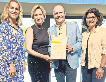 Bei der Preisübergabe im Haus der Wirtschaft (von rechts): Sandra Stammberger, Markus Stammberger, Dr. Nicole Hoffmeister-Kraut, Tatjana Chirico. Foto: z