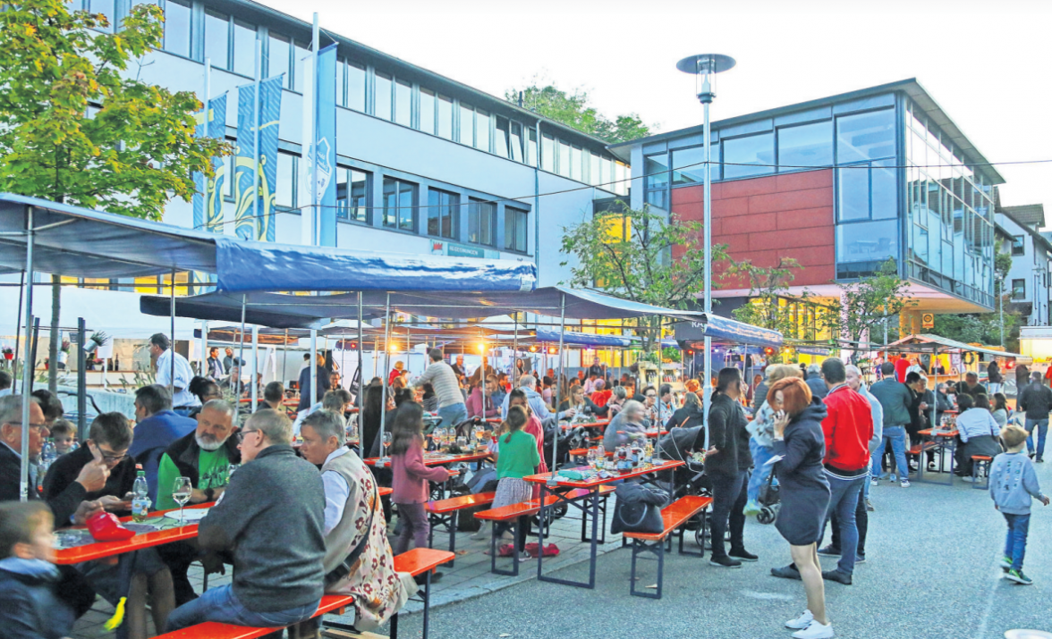 Erdmannhausen lädt wieder ein zum genussvollen Weindorf an diesem Freitag und Samstag auf dem Rathausplatz. Foto: Avanti/Ralf Poller