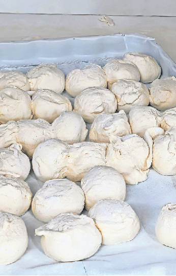In der Storchenbäckerei werden 30 unterschiedliche Brötchensorten gebacken.