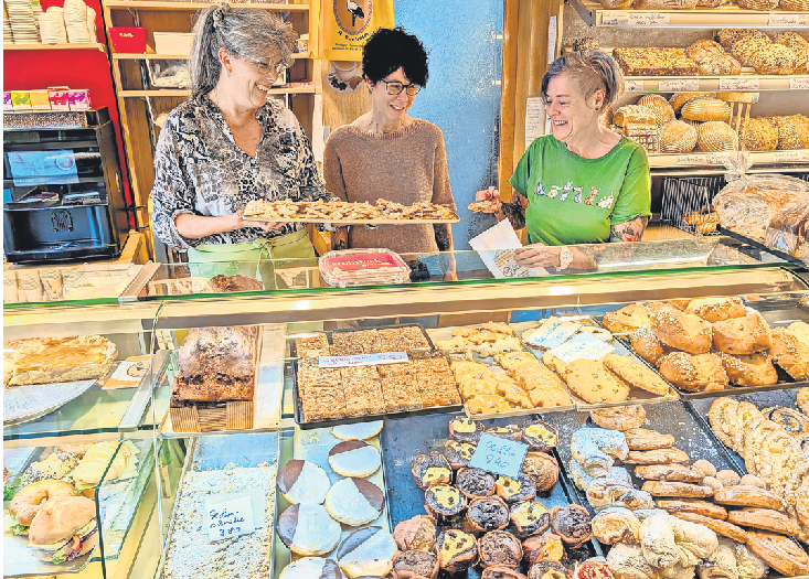 An der Verkaufstheke der Storchenbäckerei treffen sich nicht nur Nachbarn und Stammkundschaft, auch die Familie des Traditionsbetriebs tauscht sich dort gerne aus, zum Beispiel die Konditormeisterin Anette Merkle (rechts) mit ihrer Schwester Marion Strittmatter (Mitte).