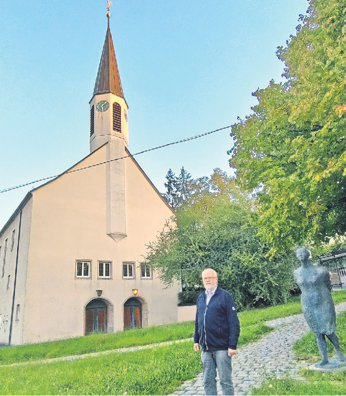 Manfred Engelmann, Vorsitzender des Kirchengemeinderats, vor der Dreifaltigkeitskirche in Stuttgart-Münster.