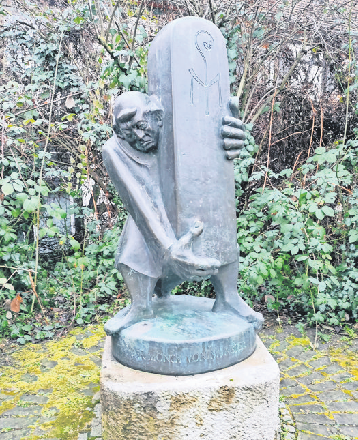 Der Mönch im ehemaligen Pfarrgarten hat es den Kindern angetan.