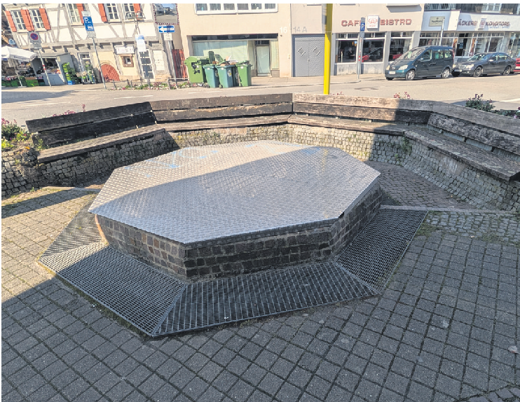 Der Brunnen läuft längst nicht mehr, die Sitzbänke sind deutlich in die Jahre gekommen.