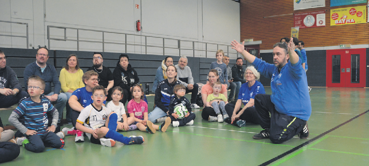 Der Trainer Gaetano Protomastro (rechts) erklärt den Ablauf des Trainings.