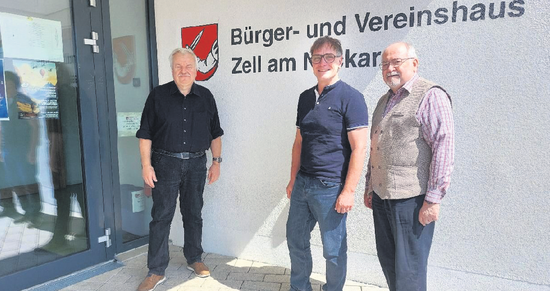 Der Vereinsvorsitzende Uwe Mäckle, Vorstandsmitglied Uwe Maier und der ehemalige Vorsitzende Edward-Errol Jaffke (von links) vor dem Bürger- und Vereinshaus Zell Fotos: Peter Stotz