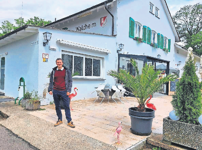 Christoph Lenz, Vorsitzender der TSG Esslingen vor dem Vereinsheim.