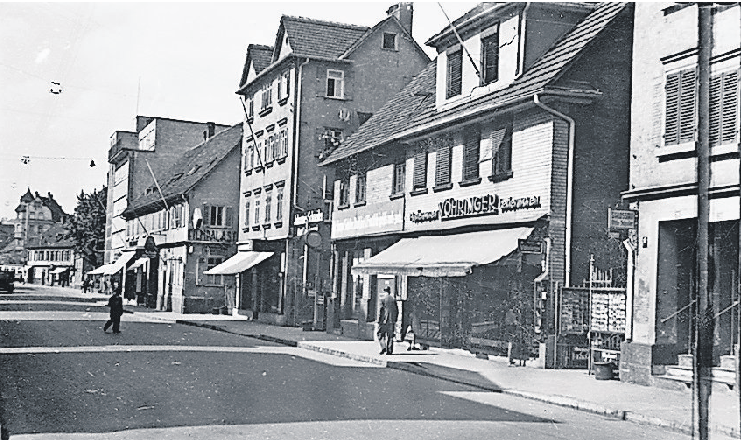 Das Gebäude mit den Hausnummern 11 und 13 ist das zweite von Links. Zu sehen ist der Schriftzug„Filmpalast“ auf der Seitenwand. Foto: Stadtarchiv Stuttgart