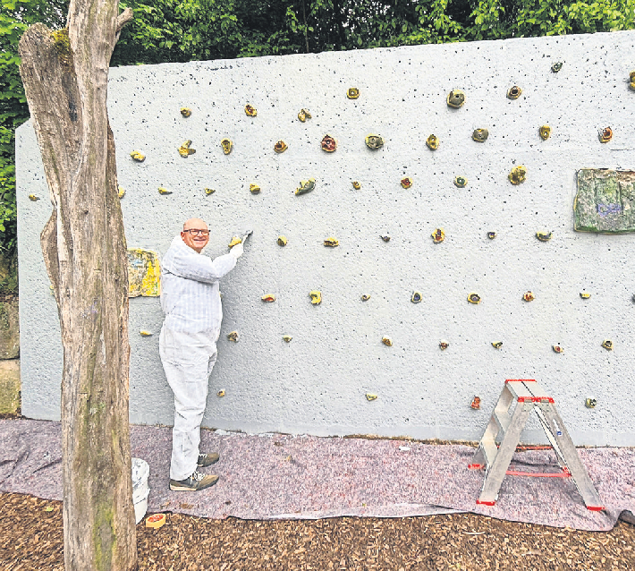 Auf dem Spielplatz St. Bernhardt packt auch EWB-Geschäftsführer Hagen Schröter mit an.