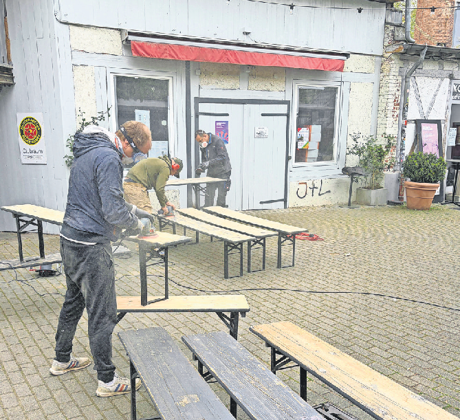 Einen neuen Schliff verpassen die Mitarbeitenden den Tischen und Bänken beim Komma.