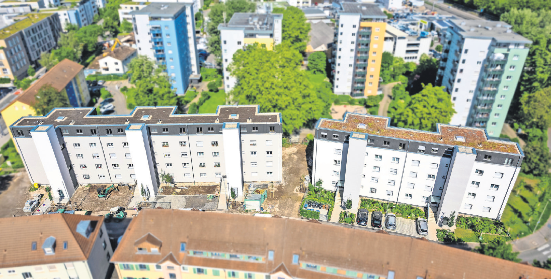 Neben der Erweiterung um ein Stockwerk in Holz-Hybrid-Bauweise haben die Mehrfamilienhäuser Aufzüge erhalten.