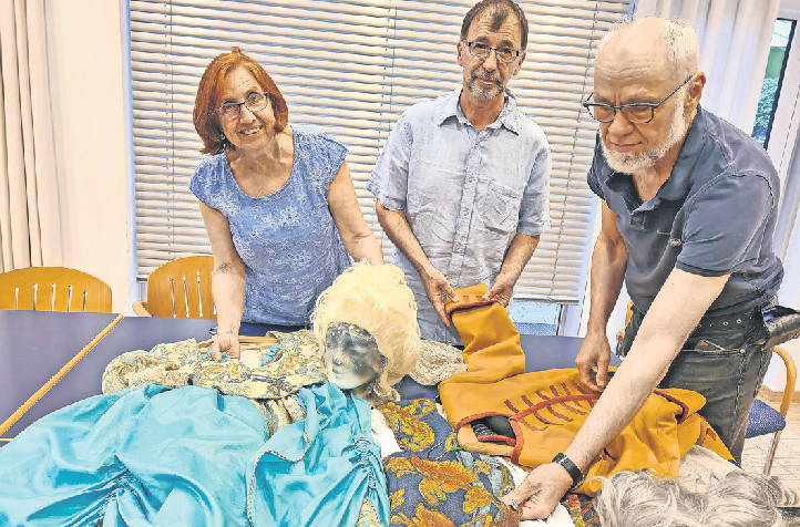 Irene Batzill, Heinz Schätzle und Dietmar Rothmund (von links) vom Vorstand mit selbst geschneiderten Kostümen aus dem Fundus des Theatervereins Neuhausen. Foto: Gaby Weiẞ