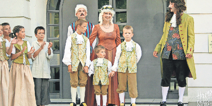 Die großen und kleinen Schauspieler erzählen auf der Bühne Lokalgeschichte in Geschichten.