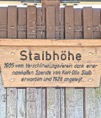 Mit einem Schild erinnert der Verschönerungsverein an Karl-Otto Staib.