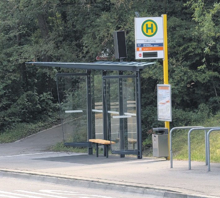 Die Haltestelle Lederberg ist jetzt richtig gut ausgestattet: Fahrradbügel, Fahrgastinformation, Abfalleimer, Sitzbank und ein Dach über dem Kopf.