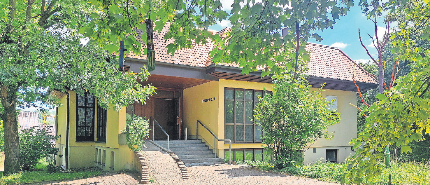 Hochdorf, Kulturring Hochdorf, versteckt im Grünen und doch in der Ortsmitte liegt die ehemalige Friedenskirche, wo viele Veranstaltungen des Kulturrings stattfinden Fotos: Peter Stotz