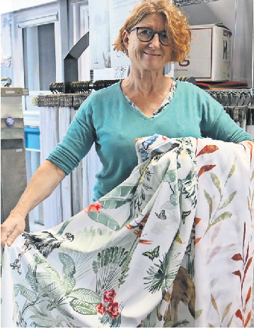 Karin Schudrich inmitten des Sortiments von Feil Raumausstattung. Foto: Eva Herschmann