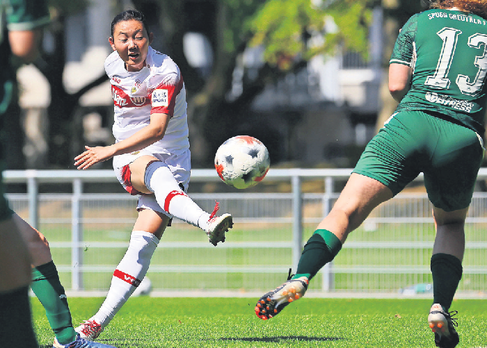 Haruka Osawa, Stürmerin des VfB Stuttgart, zeigt im Testspiel gegen Greuther Fürth (Endstand 6:0), was sie drauf hat. Foto: Baumann/Julia Rahn