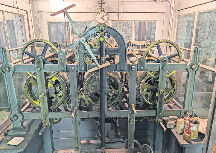 Auf dem Weg zum Turm kann alte Technik in der Kreuzkirche bewundert werden.