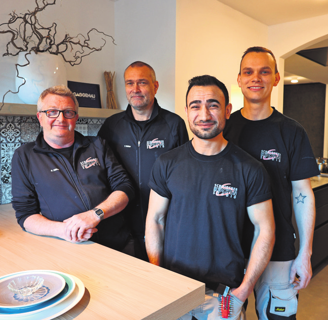 Qualifizierte Schreiner für den Kücheneinbau. Fotos: Käfer