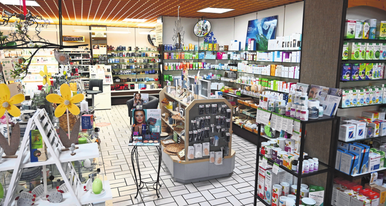In der Drogerie Brettschneider kümmern sich Inhaberin Sabine Garbe und ihr Team um ihre Kundinnen und Kunden. Foto: Werner Kuhnle D