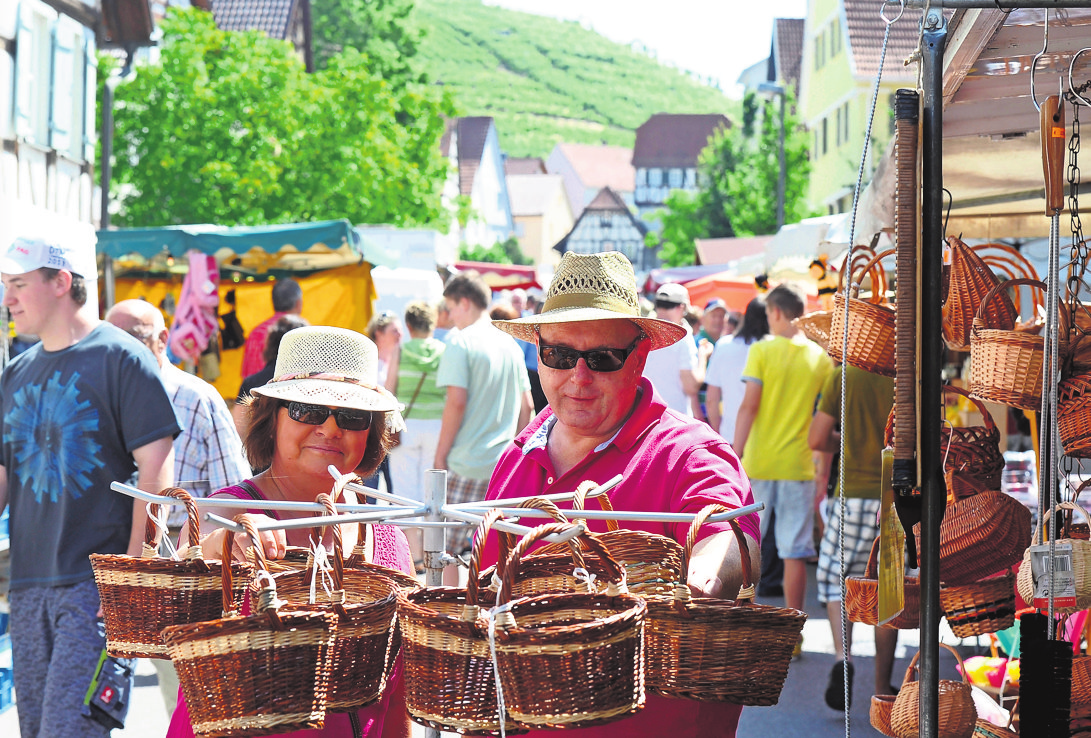 Stöbern ist angesagt beim Mundelsheimer Pfingstmarkt. Foto: Archiv/Werner Kuhnle