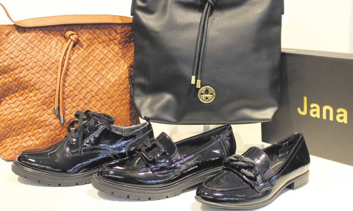Schuhe der Marke Jana im stylischen Lack-Look stehen in „Der Schuhladen“ am Ostendplatz bereit.