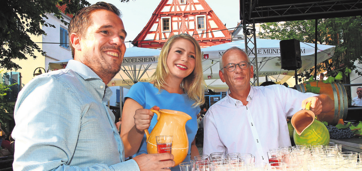 Bürgermeister Boris Seitz, Julia Böcklen, die Weinkönigin 2019, und Luc Berthoud, Bürgermeister von La Motte-Servolex, der französischen Partnergemeinde (von links). Foto: Gemeinde Mundelsheim