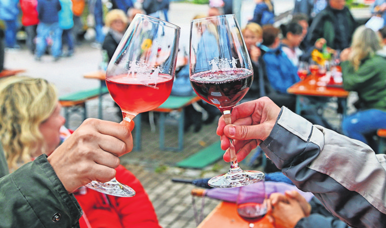 Nach langer Pause darf nun endlich wieder beim Weindorf miteinander angestoßen werden. Foto: Privat/Avanti/Ralf Poller