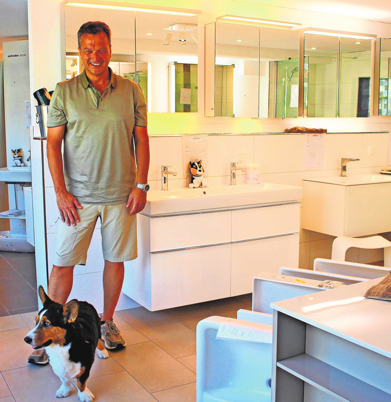 Gert Dreizler ist der richtige Ansprechpartner in Sachen Bad, Sanitär, Heizung, Klima und Blechbearbeitung. Immer mit dabei: Sein Hund Hanniball. Foto: Tatjana Eberhardt