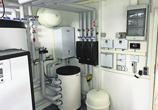 Eine moderne Wärmepumpenanlage zum Heizen und Kühlen.
