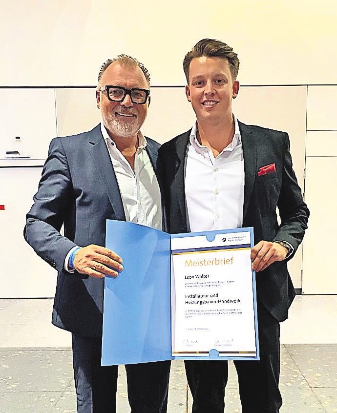 Gernot (li.) und Leon Walter mit dessen Meisterbrief.