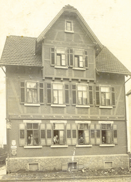 Im Bild ist das Gebäude der Firma Mergenthaler zu sehen, aufgenommen etwa Jahr 1902.