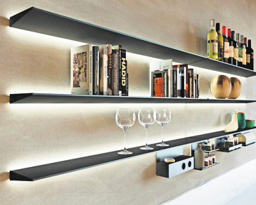 Innovativ, vielseitig und extrem flexibel: Aus einem Aluminium-Grundprofil und Abdeckprofilen lassen sich u. a. Design-Solitärregale, Nischensysteme und Wandborde gestalten und mit smarten 8-mm-LED-Stripes illuminieren. Foto: AMK 