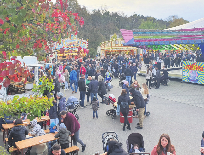 Im Vergnügungspark kleine Besucherinnen in der Au warten Fahrgeschäfte auf große und und Besucher. Foto: Gemeinde Benningen