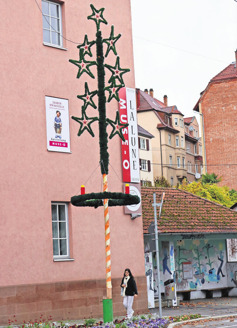 Zum ersten Mal erstrahlt jetzt auch ein großer Sternenbaum.